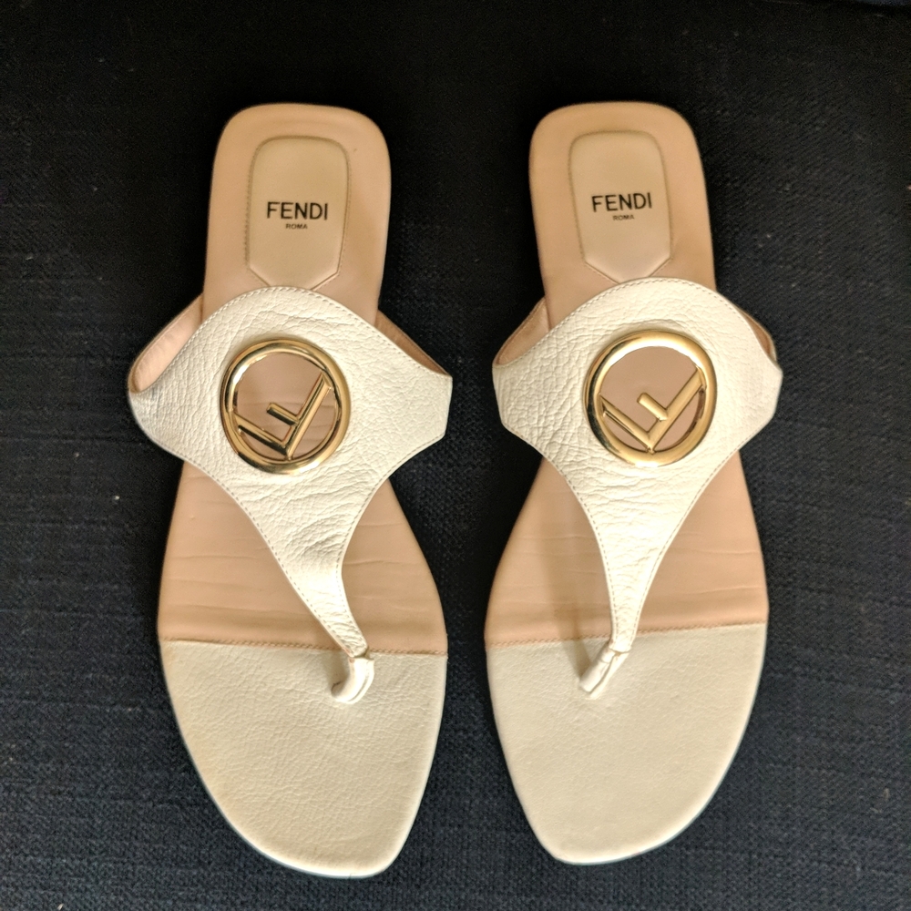 - FENDI ROMA WOMAN SANDALS AUTHENTIC ***NO LOW BALLERS***Hard to find